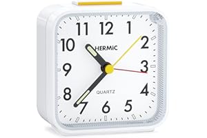 ‎HERMIC HERMIC Wecker Analog Ohne Ticken Wecker mit Licht, Batteriebetrieben, Lauter Alarm, Schlummerfunktion, Geräuschlos, Leuchtziffern Tragbarer Wecker Leise Klein Reisewecker für Tiefschläfer (Weiß)