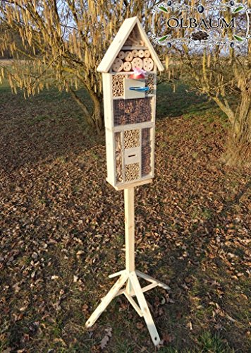 INSEKTENHOTEL MIT STÄNDER UND TRÄNKE SDV-HOST-MS und FUTTERPLATZ, Futterstelle, hell grau weiss silbergrau Überwinterung Schmetterlingshaus Nest als Ergänzung zum Meisen Nistkasten Meisenkasten oder zum Vogelhaus Vogelfutterhaus Futterstation für Vögel Insektenhäuschen - Insektenhotels, , Marienkäferhaus-Marienkäfer-Marienkäferkasten-Schmetterlingshaus-Schmetterlinge,Gartendeko