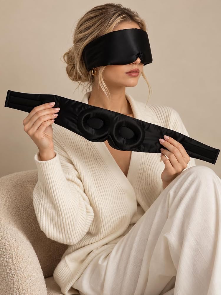 ICON SILK Premium 3D Tam Karanlık Saf İpek Uyku Maskesi - Işık Geçirmez Göz Bandı, Ayarlanabilir Bantı, Seyahat ve Günlük Kullanım İçin, Ayarlanabilir Tasarım (Siyah)