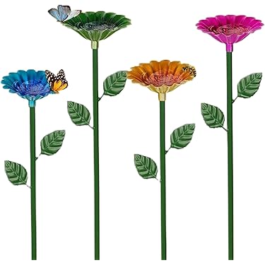 Een brons-look beeld van een zeer jong koppeltje met 3 bloemvormige glazen blakers. Draagt