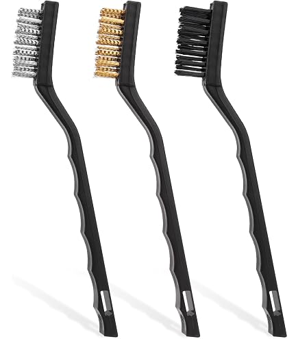 Brosse Métallique Avec Grattoir Roughneck – Poils Acier Carbone 4 Rangées, Manche TPR Confort, Nettoyage Surfaces