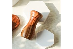 DeroTeno Macinapepe, Macinino per il pepe, Macinapepe in Ceramica Regolabile sia per Pepe che per Sale, Legno di Acacia, Altezza 13 cm, Diametro 6 cm (Vassoio NON Incluso)