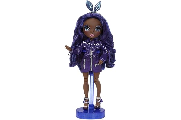 RAINBOW HIGH 572114EUC Poupée tendance Krystal Bailey - Poupée indigo, ensembles élégants, accessoires et support de poignet - RAINBOW HIGH Série 2 - Cadeau parfait pour les filles à partir de 6 ans