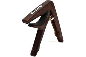 Elagon JLM Gitarrenkapodaster mit Holzeffekt. Leichter, stabiler Kunststoff. Für E-Gitarre, Akustikgitarre, klassische Gitarre, etc. Langlebiger, hochwertiger Kapodaster + 1 kostenloses Plektrum.