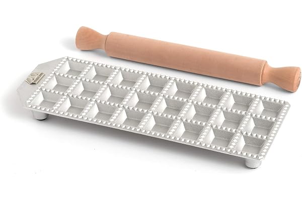 Marcato Ravioli-form, Ravioli-maskin, hemlagad ravioliform, 35 mm fyrkantig skärning, gott om fyllningsutrymme, träkavel ingår, tillverkad i Italien.