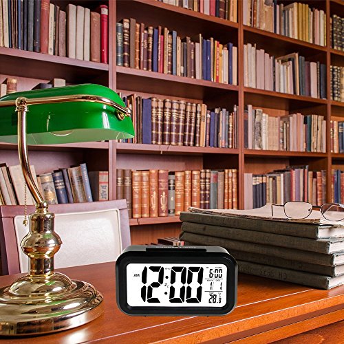 MFEIR® Digitaluhr mit Nachtsensor und Beleuchtung Digitalwecker Reisewecker,schwarz - 2