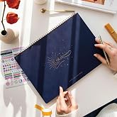 PAPERORA S&uuml;resiz Haftalık Spiralli Masa&uuml;st&uuml; Planlayıcı 24x34 cm - Desk Planner Lacivert