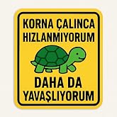 Acemi s&uuml;r&uuml;c&uuml; Kaplumbağa Tasarımlı Dekoratif Araba Sticker, Sarı Zemin &Uuml;zerine Yeşil, T&uuml;rk&ccedil;e Yazılı, Korna &Ccedil;alınca Hızlanmıyor