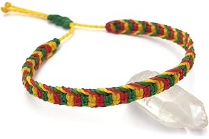 Grön gul och röd flätat makraméarmband med vaxad tråd, handgjort i Frankrike. Justerbart, unisex och vattentätt. Bredd 6 mm.