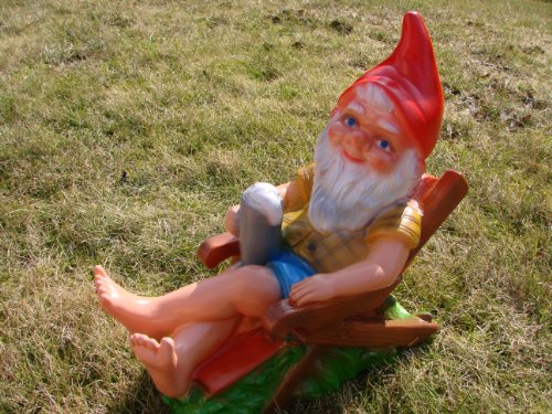 Gartenzwerg auf Liegestuhl aus bruchfestem PVC Zwerg Made in Germany Figur