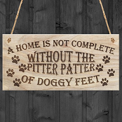 Red Ocean Schild mit Aufschrift „A Home Is Not Complete Without The Pitter Patter Of Doggy Feet“ Hund, Schild, Holz, braun