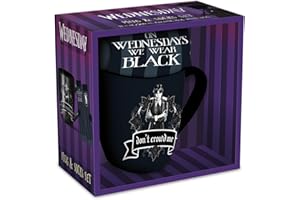 Pyramid International Wednesday-Tasse und Socken-Set [schwarz tragen] – stilvolles Mittwoch-Design, inklusive gemütlichen, schwarzen Socken, tolles Geschenk für Fans, langlebig und