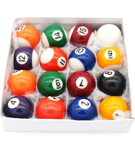Oude Biljartbal 8 En Keu Op Een Groene Tafel. Biljartballen Geïsoleerd