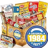 11 OSTPRODUKTE in GESCHENKBOX: Halloren Kugeln Sahne Cacao Creme + Ohtello Keks Wikana + Wikana Butterkeks Wittenberger + Kalter Hund + Kalte Schnauze Blister + Russisch Brot + Zetti Knusperflocken Vollmilch + Hansa Keks Wikana + Zetti Bambina + Viba Nougat Stange + Wurzener Extra Waffelblätter Milchschokolade inkl. anlassbezogener Geschenkverpackung.