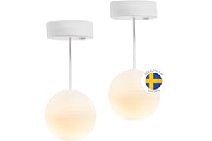 LUNDBY Puppenhaus Beleuchtung Set, 2-teiliges Puppenhaus Zubehör als Deckenlampe hängend – Puppenhaus Kugelleuchten Lampe Batterie betrieben für Miniatur Haus – 1:18 Puppenzubehör Set