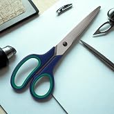 Jouis Makas 21.5 cm Paslanmaz &Ccedil;elik B&uuml;y&uuml;k Ofis Makası &ndash; Ergonomik Kau&ccedil;uk Saplı, Yeşil-Lacivert Renkli, Ev & B&uuml;ro Tipi Makas