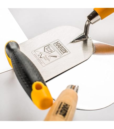 Outils De Plâtrage Pour Plâtre. Spatule à Truelle En Plâtre Sur Plâtre Jaune à Cloisons Sèches