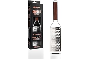 ‎MICROPLANE Microplane Küchenreibe Grob für Käse, Karotte, Ingwer, Schokolade & Kokosnuss aus der Master-Serie mit Walnussholzgriff und Edelstahlklingen - Made in USA