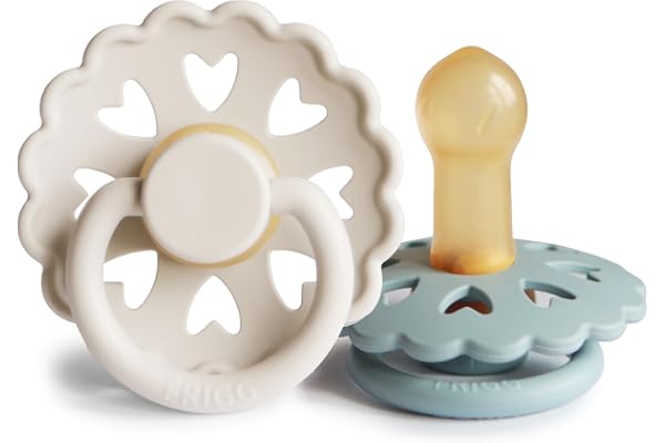 FRIGG Fairytale Lot de 2 sucettes | Sucette en latex | Sans BPA | Fabriqué au Danemark | Tétine Cerise Symétrique | (Cream/Stone Blue, Taille 2 (6-18 Mois))