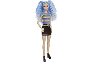 Barbie GRB61 - Fashionistas docka (blått hår) med tillbehör, i outfit med regnbågsskjorta och skor, leksaker för barn från 3