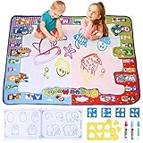 ❤Accesorios Ricos:❤ El set de alfombra mágica de doodle agua viene con accesorios ricos que contiene todo lo que necesitas para pintar: 1* doodle agua mat, de 78* 78cm, 1* plantilla de espuma, 4* moldes, 1* libro de dibujo, 3* pinceles mágicas.