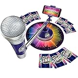 Beinhaltet ein Requisiten-Mikrofon mit Telefonhalterung, Basiseinheit, Spielbrett, 12 x Performancekarten und einer kostenlosen App