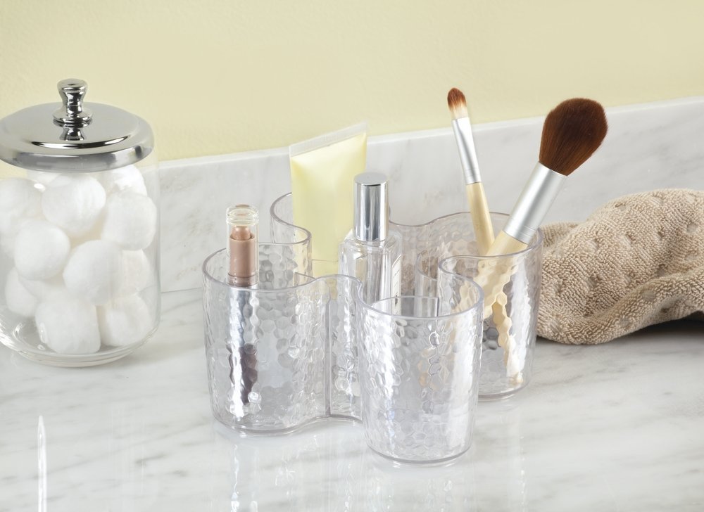 mDesign-Verre-Plastique-Pratique-pour-Accessoires-de-Maquillage-Organisateur-Maquillage-pour-Plus-de-visibilit-gobelet-Plastique-pour-Coiffeuse-et-Bord-dvier-Transparent