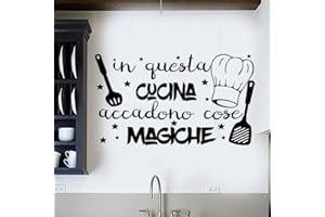 DOCLIICK Adesivo da parete in vinile con frase in italiano "IN QUESTA CUCINA" adesivi murali frasi in italiano citazione, decorazione da parete, Wall Stickers, Art Sticker Decal Mural DC-18031