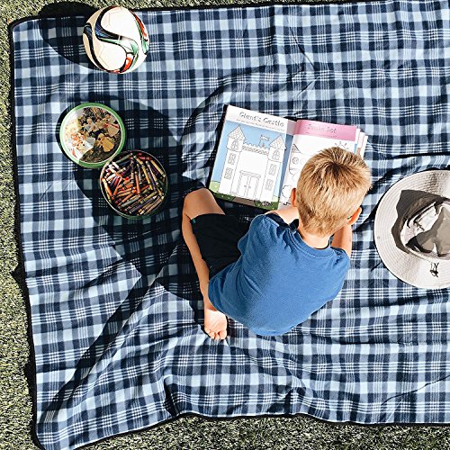 The Friendly Swede blau-karierte Picknickdecke mit praktischem Tragegriff – Badedecke Stranddecke - 2