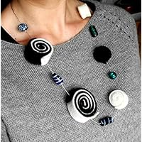 Schwarz und Weiss HALSKETTE AUS FILZ UND GLAS -69 CM