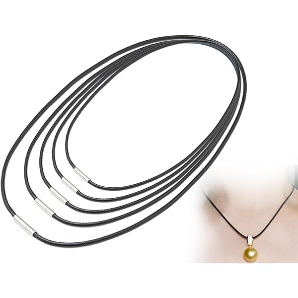 Een klein zwart tasje aan een ketting met een grote sluiting