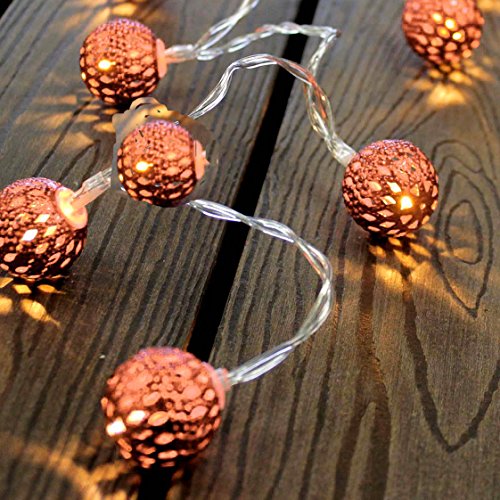 Dekorative und stilvolle LED Lichterkette " MAGICAL MAROCCO " mit 10 kupfer - farbenen Metall - LED Lichtern in warm weissen - zur Auswahl stehen mehrere Formen - aus Metall mit einem wundervollen ornamentartigem Muster versehen - batteriebetrieben - Gesamtlänge inklusive Zuleitung ca. 100-110 cm - für den Innen - Bereich geeignet - Neu - aus dem KAMACA-SHOP (Metall - Bälle klein 2,5 cm)