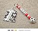 Produktbild NAMENSANHÄNGER – Anhänger mit Namen | Baby Kinder Schlüsselanhänger für Wickeltasche, Kindergartentasche, Schultasche oder Rucksack mit Schlüsselring | Motiv Fussball in Vereinsfarben - rot, weiß