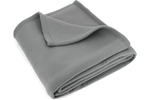 Linnea Fleecedecke, 180 x 220 cm, Stahlgrau, 100 % Polyester, 320 g/m², feuerfest.