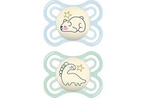 MAM Perfect Night Schnuller im 2er-Set, leuchtend im Dunkeln, zahnfreundlicher Baby Schnuller aus nachhaltigen & bio-erneuerbaren Materialien, mit Schnullerbox, 0-6 Monate, Bär/Dino