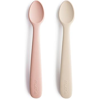 Mushie | Lot de 2 Cuillère en silicone sans BPA | Cuillère d'alimentation lavable au lave-vaisselle | Accessoires pour les tout-petits | Blush/Shifting Sand