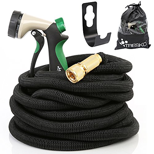 TRESKO® Flexibler Gartenschlauch, Wasserschlauch flexibel mit 3-fach Latexkern, dehnbarer Bewässerungsschlauch, flexiSchlauch mit hochwertiger 10-fach Multifunktions-Brause aus Metall + Druckregler, inkl. Adapter für 3/4“ und 1“ Wasserhahn-Anschluß, alle Verschraubungen aus hochwertigem Messing, inkl. Metall-Aufroller und Tragetasche, bis 10 bar (30m)