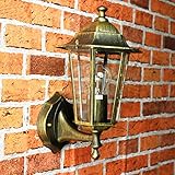 Die Lampe im Landhausstil ist wunderbar für den Außenbereich geeignet: sie besteht aus wetterfestem Aluminiumguss und robustem Glas, dadurch ist sie bestens für dem Eindringen von Nässe geschützt. Die klassische Laternen Form macht sie zu einer rustikalen Lichtquelle in Ihrem Eingangsbereich oder Garten.