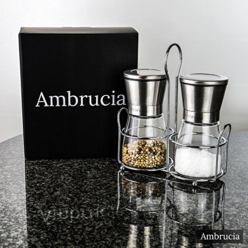 AMBRUCIA – hochwertiges 2-teiliges Salz- und Pfefferset, inklusive *Gratis Trichter *Gratis Ständer – unterschiedliche Mahlgrade einstellbar – Salzmühle – Pfeffermühle – Chilimühle – Gewürzmühle – schönes Glasgehäuse – Keramik-Mahlwerk – rostfrei – korrosionsbeständig – nachfüllbar – geschmacksneutral - 2