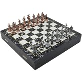 GiftHome Orta Boy Metal İspanyol Satran&ccedil; Takımı Antik ve Mermer Desenli Sandıklı MDF Tahtası (36x36x6 cm.)