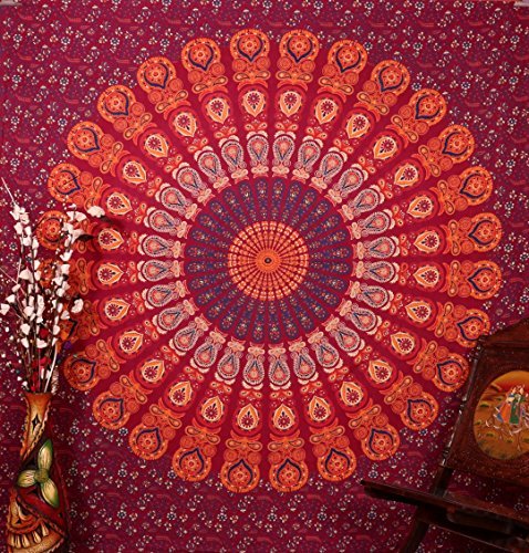 - im dischen Stil - Mandala Tapisserie Rot Baumwolle Pfau Gedruckt Wandbehang von Rajrang