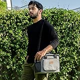 BOLSILLOS EXTERNOS: La bolsa presenta una amplia abertura para una fácil carga y descarga. Hay 2 bolsillos laterales de malla para guardar bebidas, botellas e incluso sombrillas. La bolsa también tiene un bolsillo frontal profundo para poner dulces, servilletas, llaves y otras cosas pequeñas.