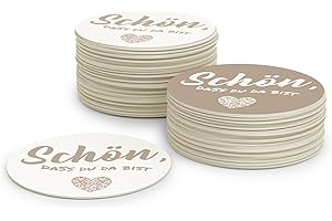 ‎FLYERALARM Schön DASS Du da bist Bierdeckel aus Pappe I Beige Deko (50 Stück) I Runde Tischdeko (9,3cm x 9,3cm) aus umweltfreundlicher Holzschliffpappe