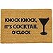 Produktbild CKB Ltd® KNOCK KNOCK IT'S COCKTAIL O'CLOCK Novelty DOORMAT Kokosmatte Türmatte Fußmatte Einzigartige Fußabtreter Front / Back Door Matten mit einem rutschfesten PVC-Rücken - Natürliche coir - Indoor & Outdoor