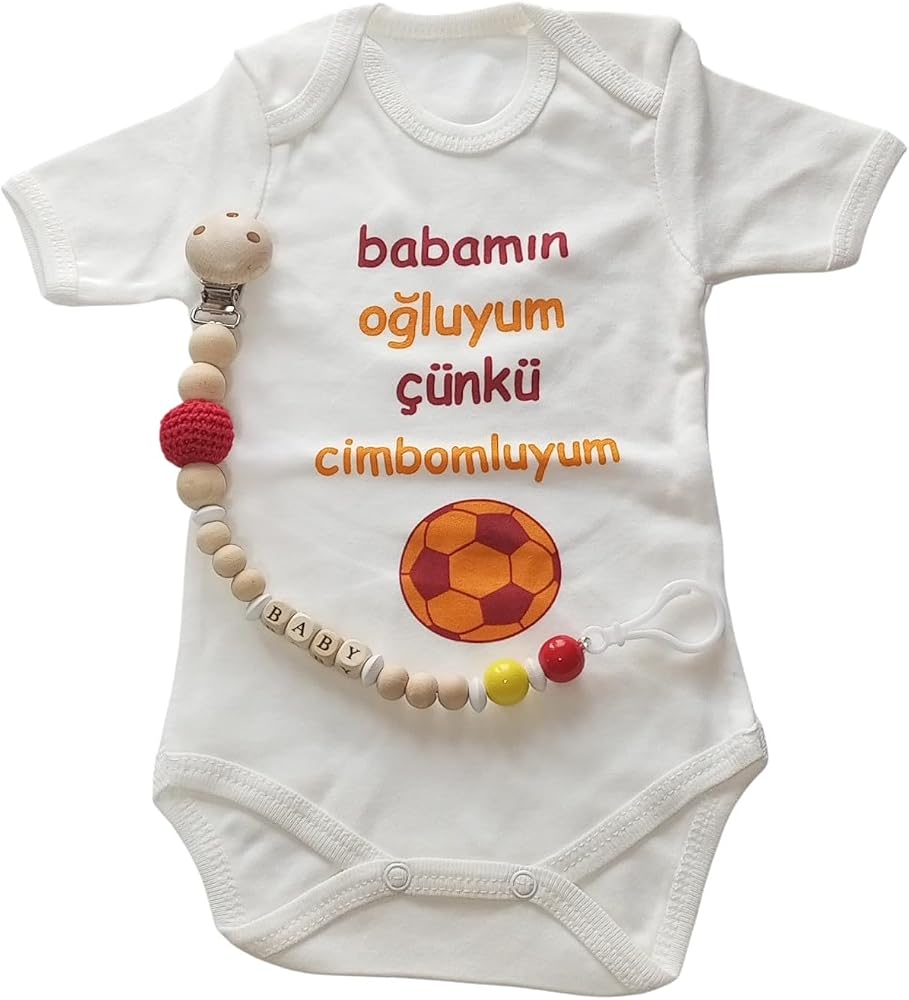 Style Baby Amazing SBA251285 Hoşgeldin Bebek, Yenidoğan Erkek Bebek, Sarı Kırmızı Babamın Oğluyum Taraftar Badi ve İsimli Emzik Askısı Hediye Seti (6-9 AY)