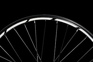 ‎REFLECTO Reflektoren-Aufkleber fürs Fahrrad - 40 Streifen im Set - optimal für 27,5 28 und 29 Zoll Felgen – Farbe schwarz (weiß reflektierend) – hochwertige Sticker aus robuster 3M Qualitäts-Reflexfolie