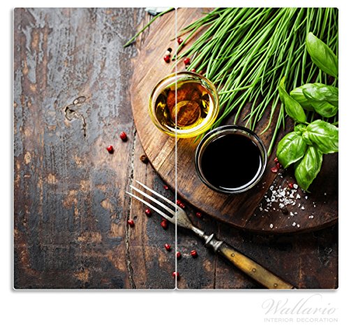 Wallario Herdabdeckplatte / Spritzschutz aus Glas, 2-teilig, 60x52cm, für Ceran- und Induktionsherde, Kräuter (Basilikum, Schnittlauch), Öle und Gewürze auf Holzbrett in der Küche