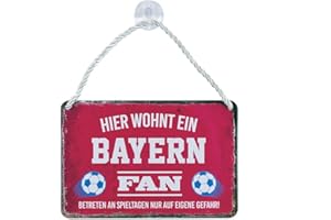 HELGES-SHOP Blechschild Hier wohnt EIN Bayern Fan - Metallschild mit Kordel und Saugnapf - für Fans Ultras Anhänger - Deko Schild Artikel Zubehör - Hängeschild Haustür Eingang Garage - Geschenk Idee - 18x12cm