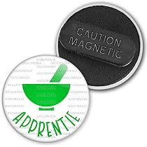 Badge Magnétique 3.8 Cm 'Apprentie Préparatrice En Pharmacie' - Mortier Vert Sur Fond Blanc, Fabrication Française