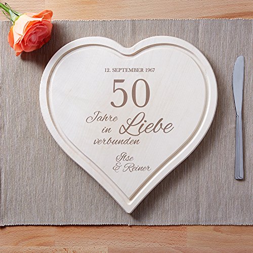 Schneidebrett Herz zur Goldenen Hochzeit mit Gravur -50 Jahre „In Liebe verbunden…“ – Personalisiert mit Namen und Datum – Küchenbrett aus 1,5 cm dicken Ahorn Holz mit Saftrille – 30 cm x 30 cm - 3